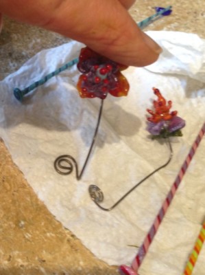 Want to know how I make glass lampwork fairy garden flower head pins? Click thru for details.