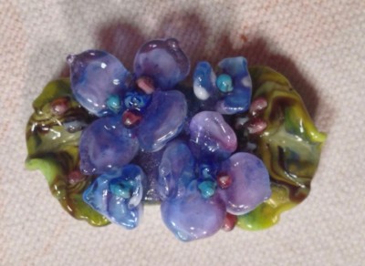 Want to learn how to do this flower? It's the 4th glass hydrangea flower bead I teach in Tutorial 104
